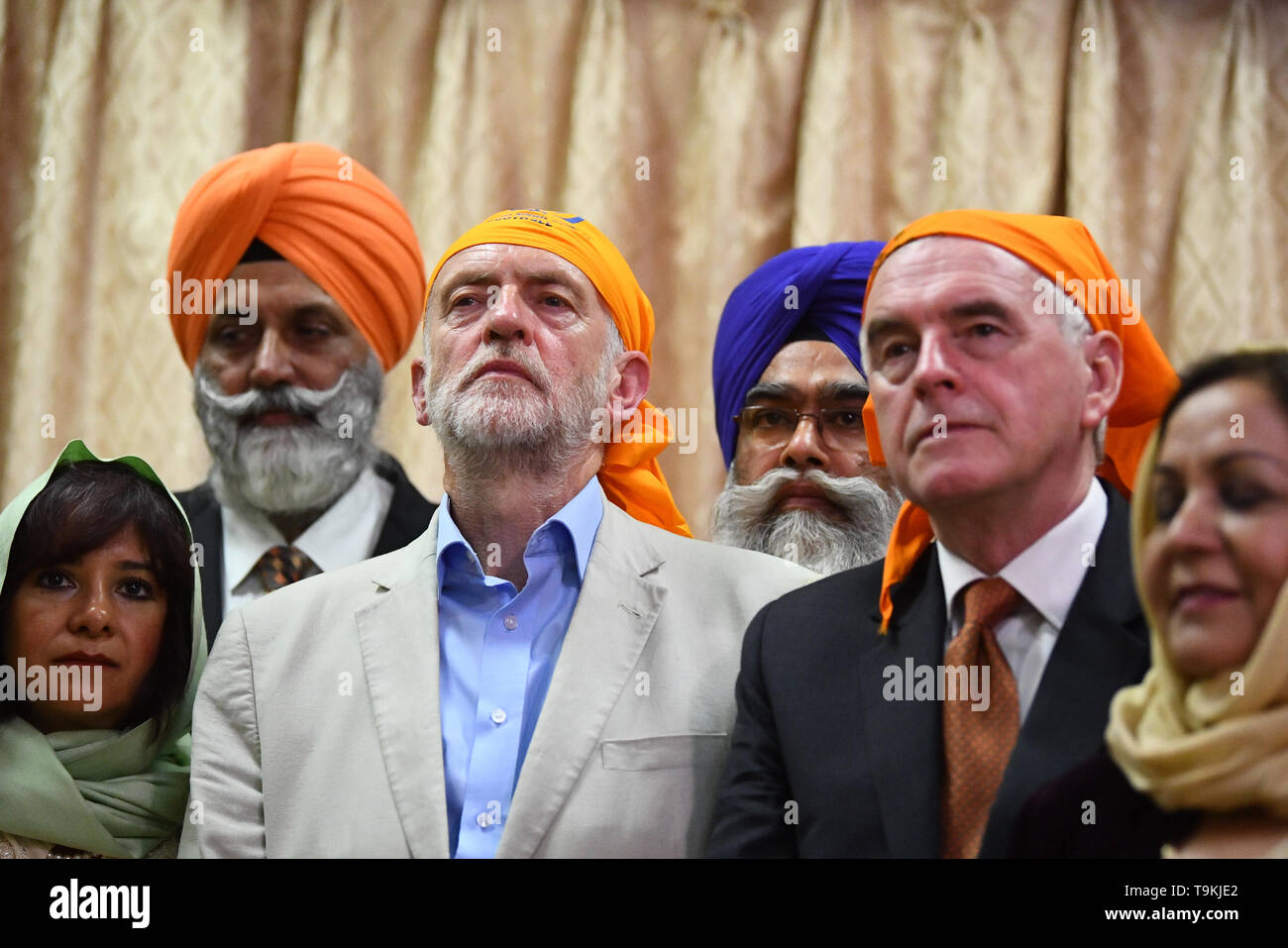 (Da sinistra a destra fron row) Laura Alvarez, leader laburista Jeremy Corbyn e cancelliere ombra John McDonnell durante una visita a Gurdwara Sri Guru Singh Sabha a Southall. Foto Stock