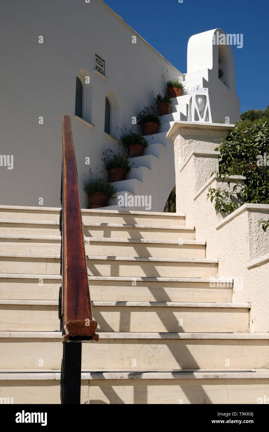 Passi conducono fino ad una piccola chiesa greco ortodossa, Corfù, Grecia Foto Stock