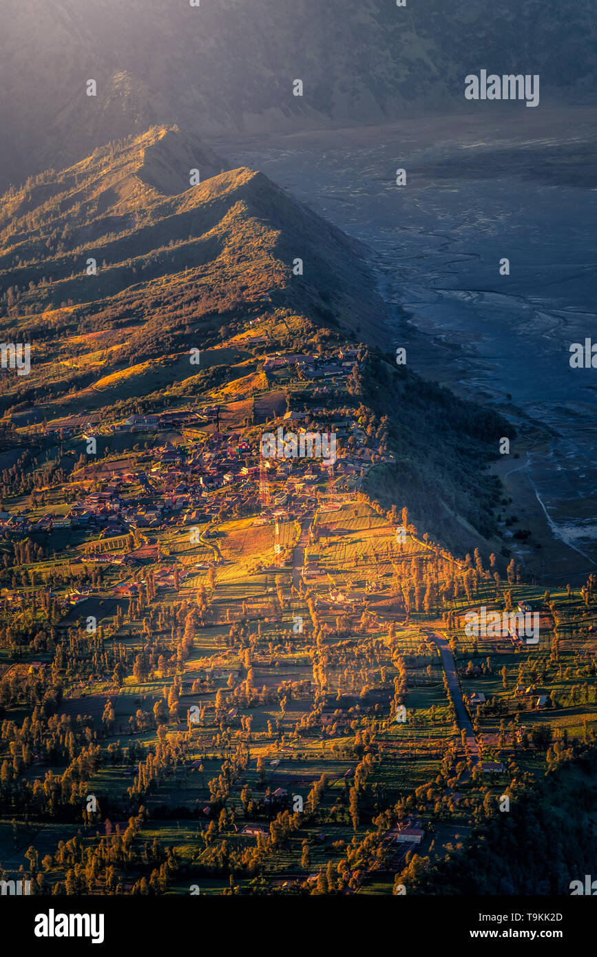 Cemoro lawang village a sunrise in bromo Tengger Semeru National Park, Java Orientale, Indonesia. Foto Stock