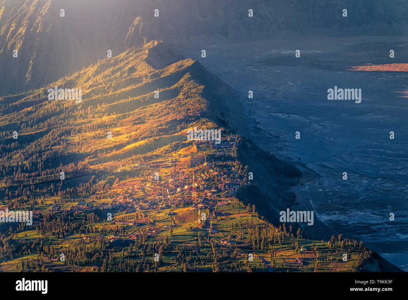Cemoro lawang village a sunrise in bromo Tengger Semeru National Park, Java Orientale, Indonesia. Foto Stock