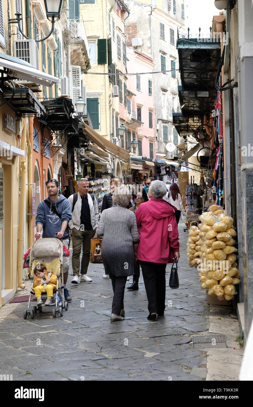 Maggio, 2019 - i turisti e i locali shop lungo le stradine della città vecchia di Corfù, Grecia Foto Stock