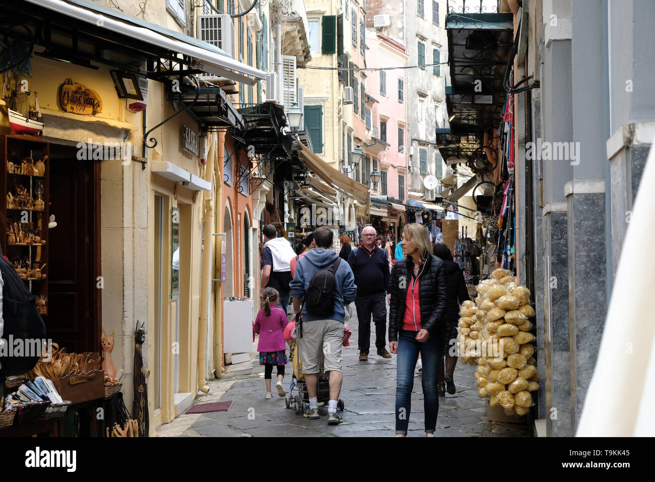 Maggio, 2019 - i turisti e i locali shop lungo le stradine della città vecchia di Corfù, Grecia Foto Stock