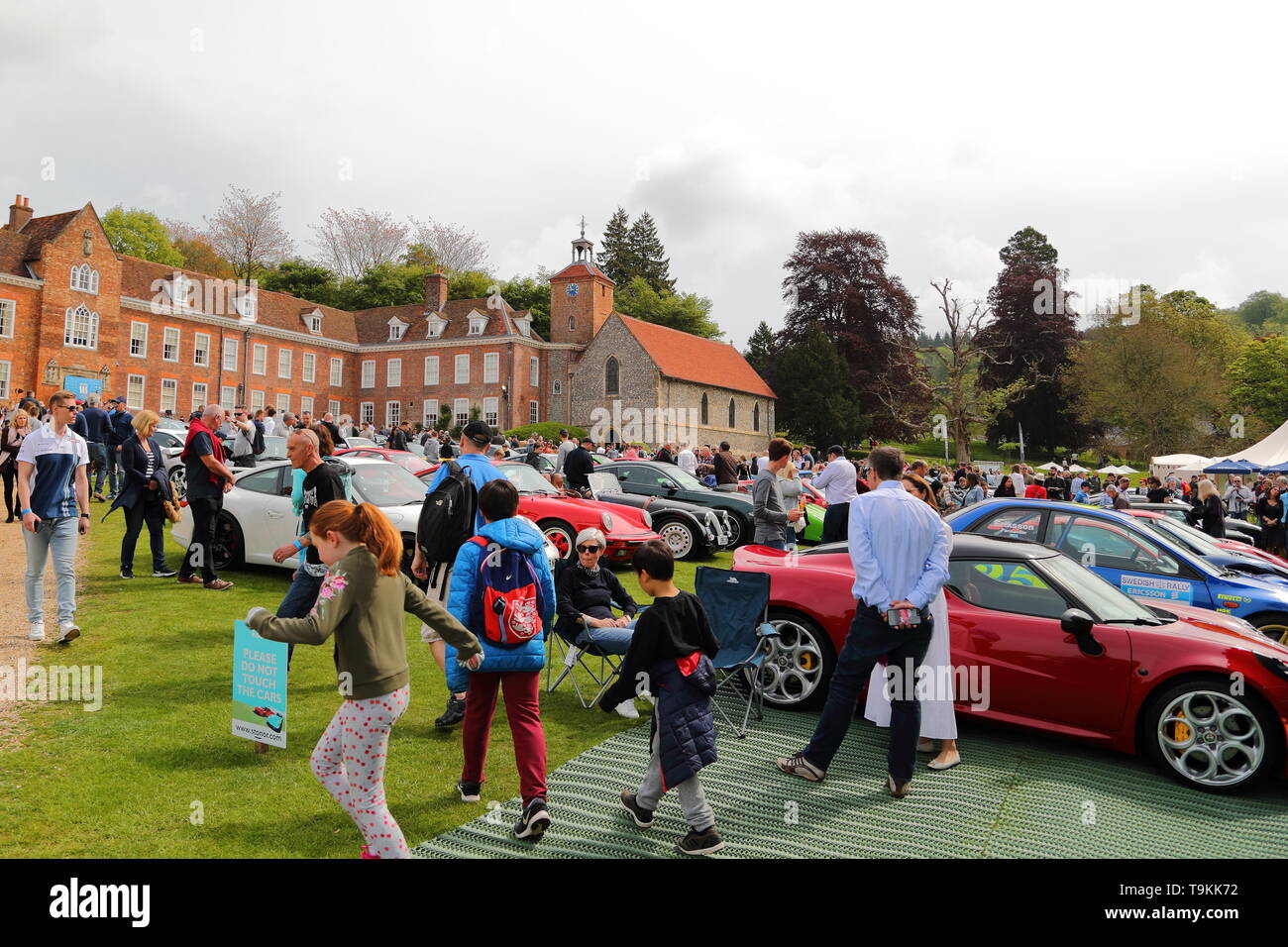 I visitatori sono arrivati in gran numero alla vista delle sportscars rare a Stonor Park a Supercar Domenica, Henley-on-Thames, Regno Unito Foto Stock