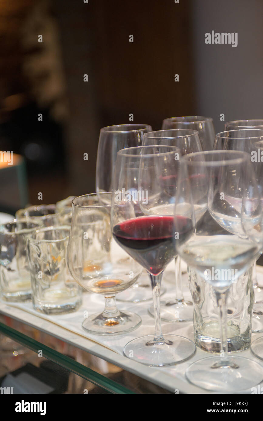 Utilizzate bicchieri sporchi dopo una cena in un ristorante Foto Stock