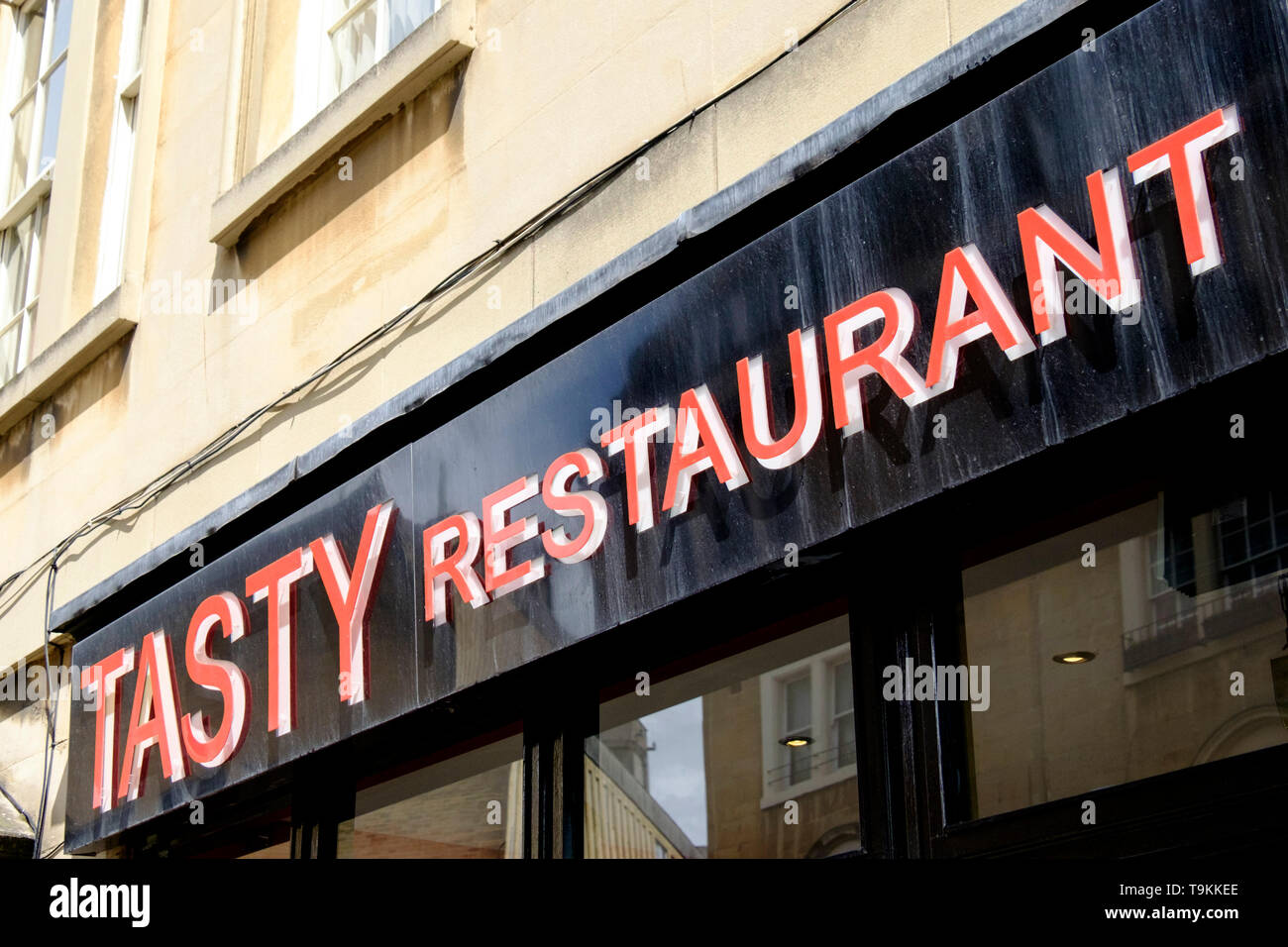 Gustosa restaurant sign in bagno, ora chiusa verso il basso Foto Stock