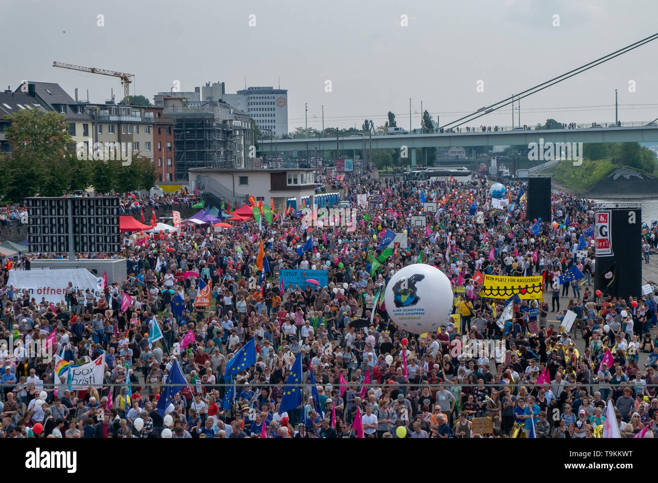 30 migliaia di persone sono scese nelle strade di domenica a Colonia per una dimostrazione di unificazione europea e contro il nazionalismo Foto Stock