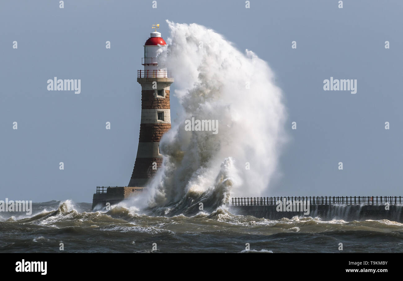 Una tempesta unseasonal colpisce il Mare del Nord in maggio. Mi è stato tutto il giorno fuori la cattura di queste onde, grande divertimento. Foto Stock