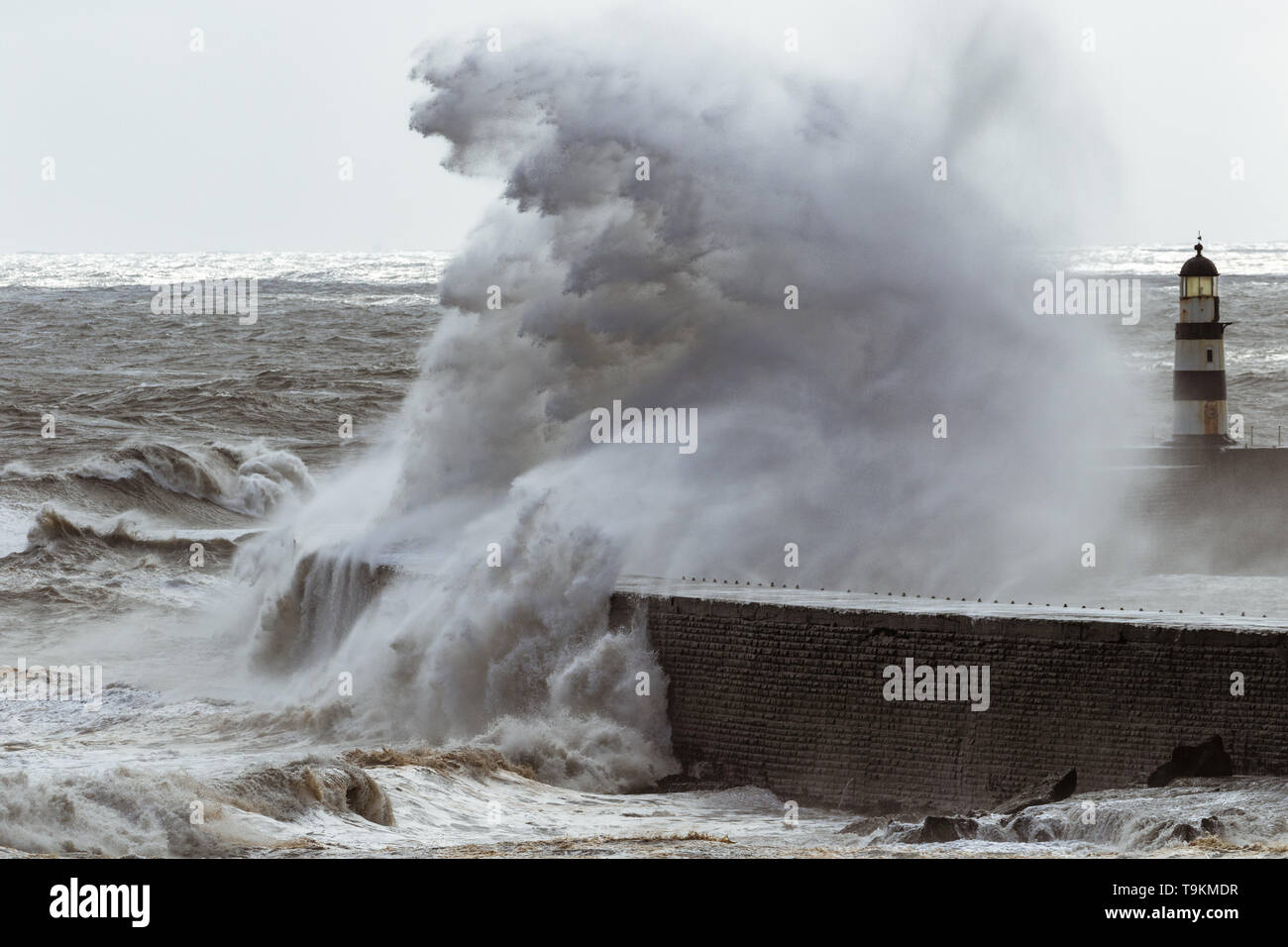 Un altro gigante onda su questo giorno unseasonal in maggio. Foto Stock