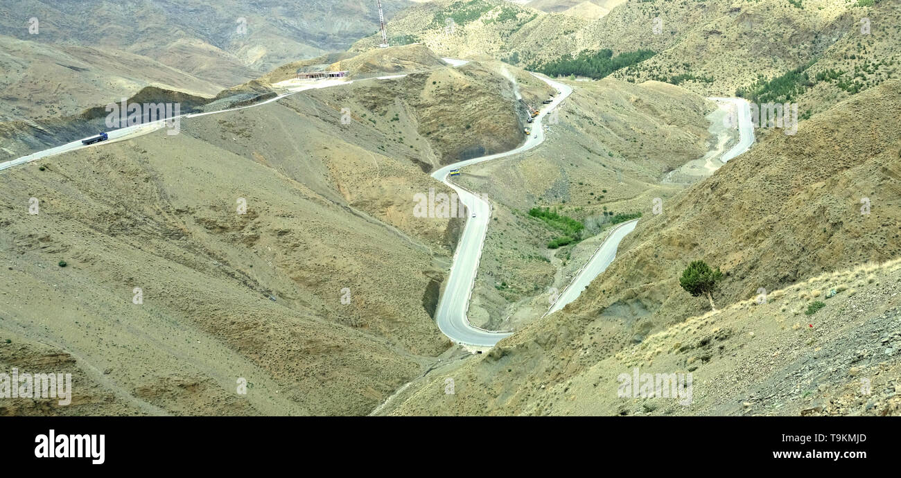 Alpine avvolgimento autostrada autostrada, passando attraverso i picchi e i contrafforti dei monti Atlas in Marocco Foto Stock