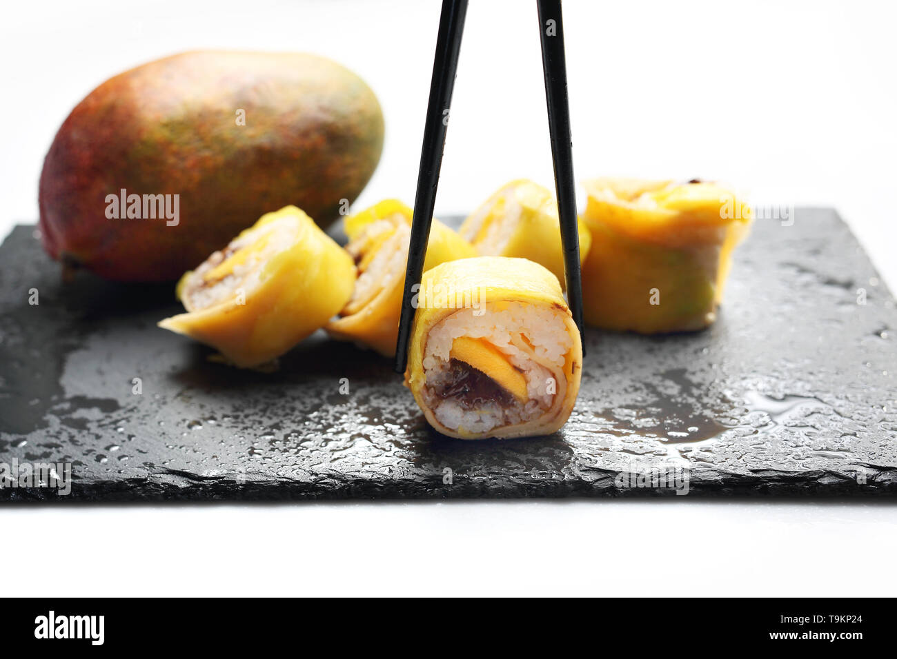 Dolci gustosi sushi, dessert di frutta. Composizione orizzontale Foto Stock