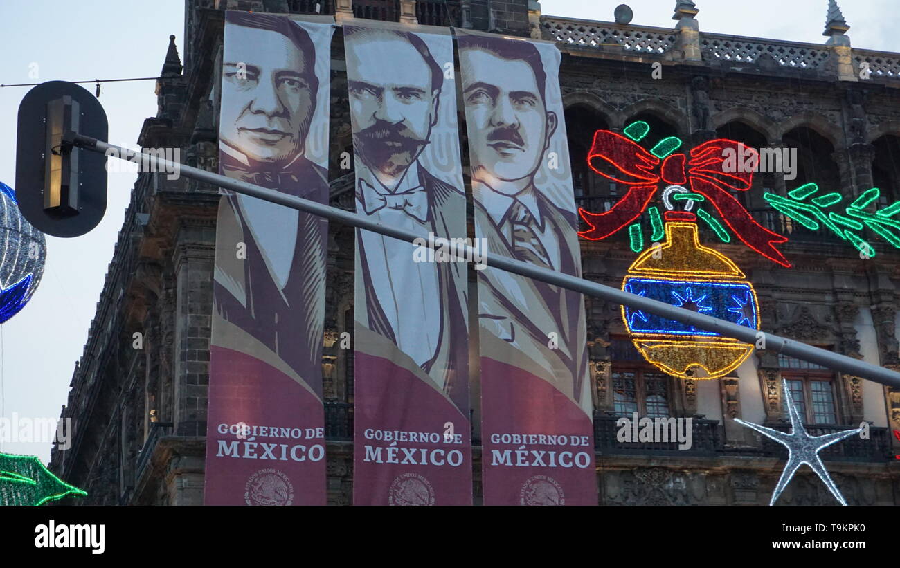 Luci e decorazioni natalizie con Gobierno de Mexico striscioni di figure storiche, Plaza de la Constitucion, Zocalo, Città del Messico. Foto Stock