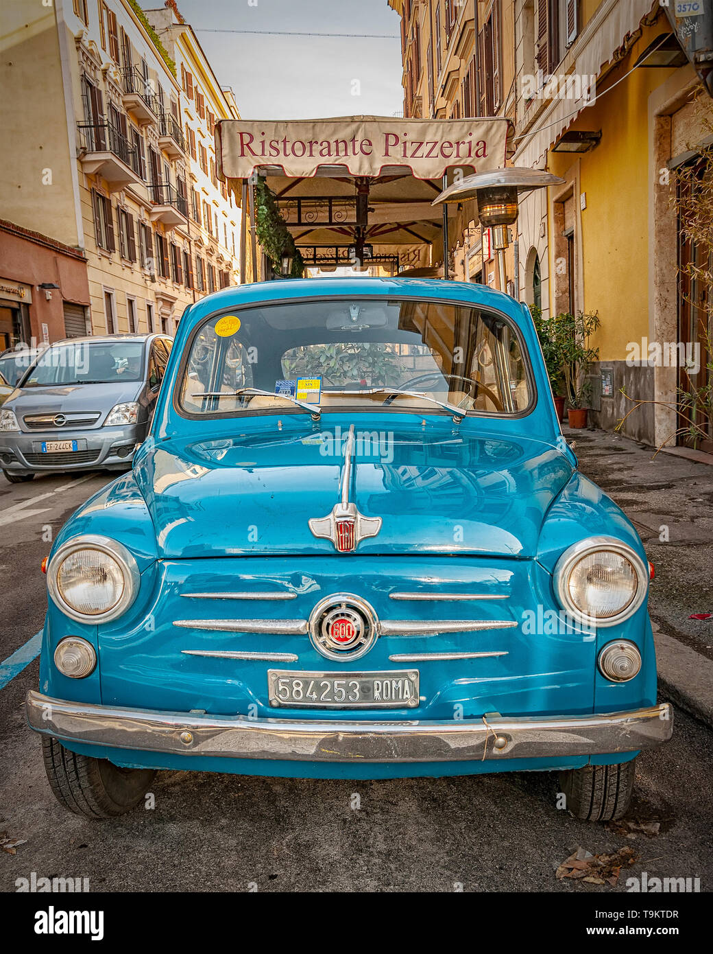 Roma, Italia - 07 gennaio 2014: un classico azzurro Fiat 600 parcheggiato in una strada di Roma, Italia. Foto Stock