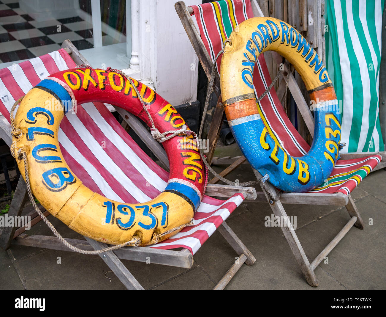 Negozio di Margate vintage vendita sedie a sdraio e salvagenti anulari Foto Stock