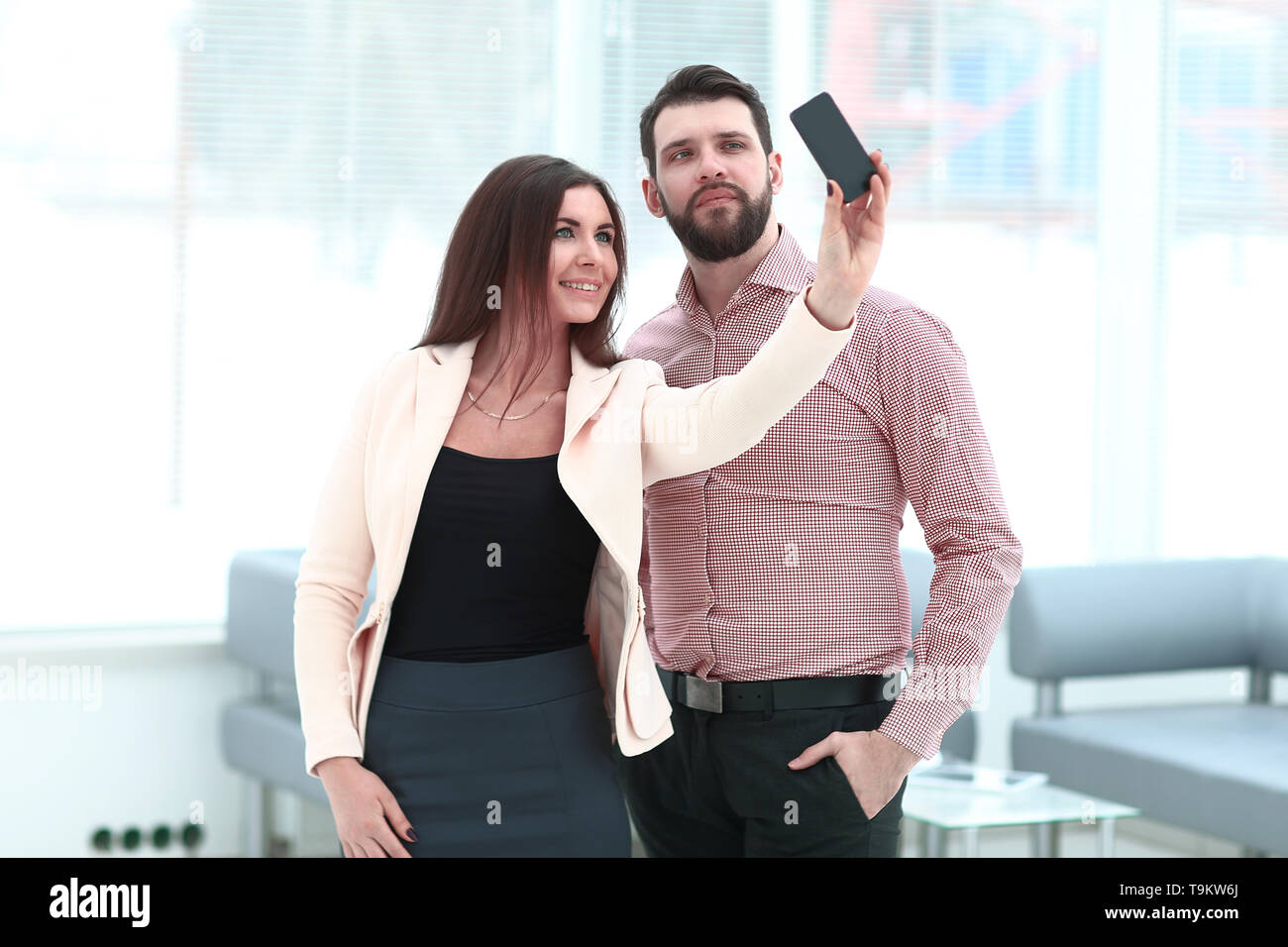 Moderna azienda giovane tenendo selfie in office .foto con spazio di copia Foto Stock