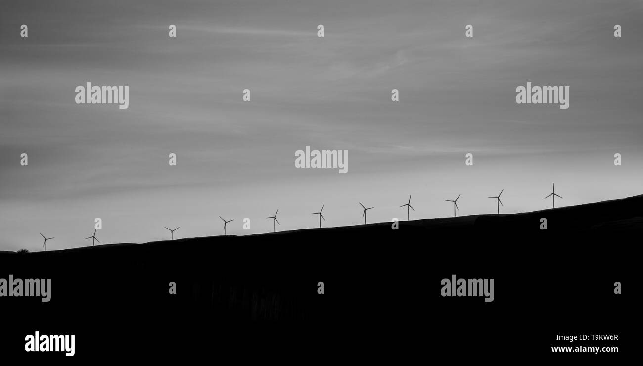 Per centrali eoliche in Scozia - una linea di turbine eoliche su una collina sulla isola di Skye Foto Stock