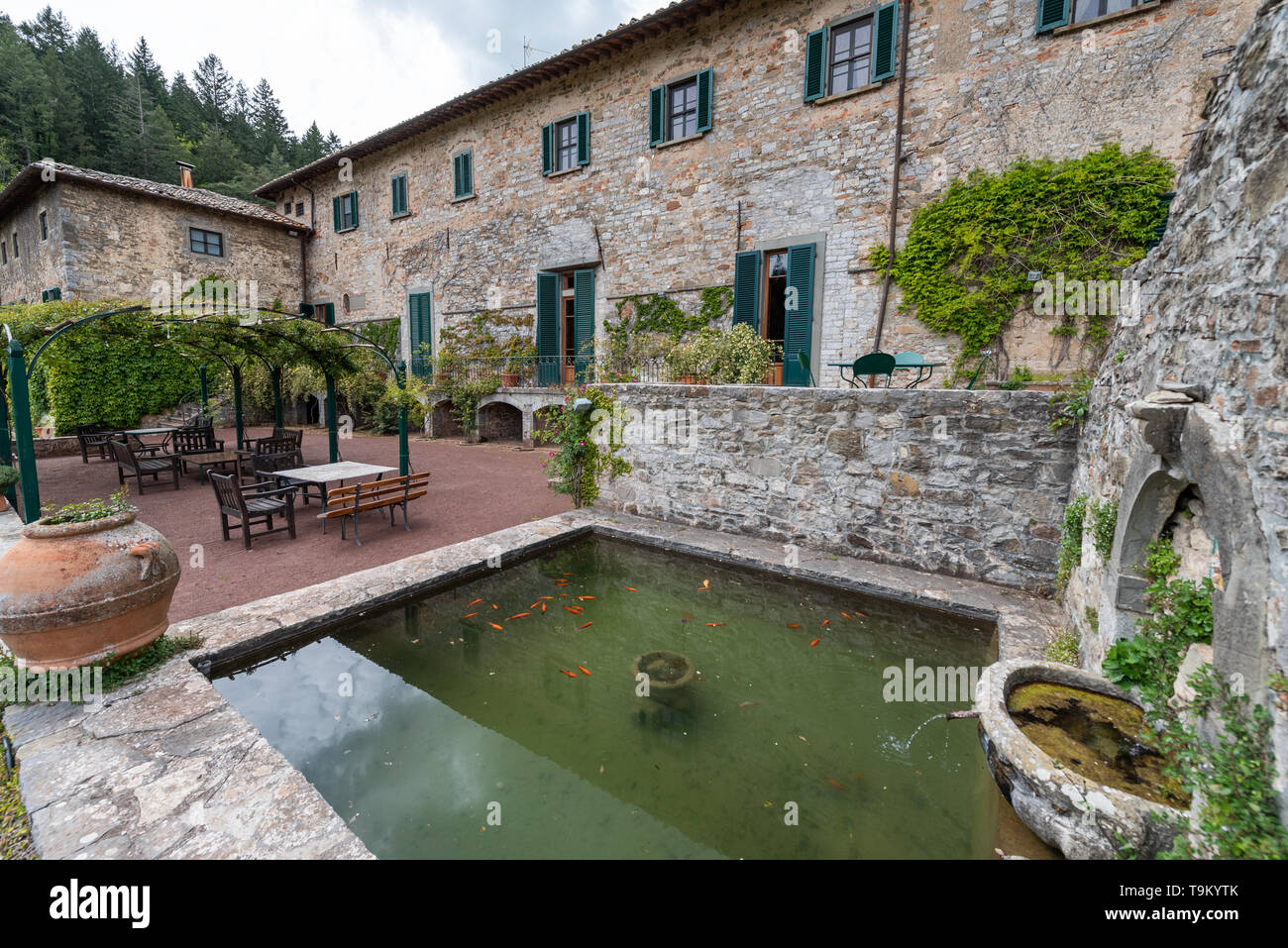 Badia a Coltibuono lato giardino, Gaiole in Chianti, Toscana, Italia Foto Stock