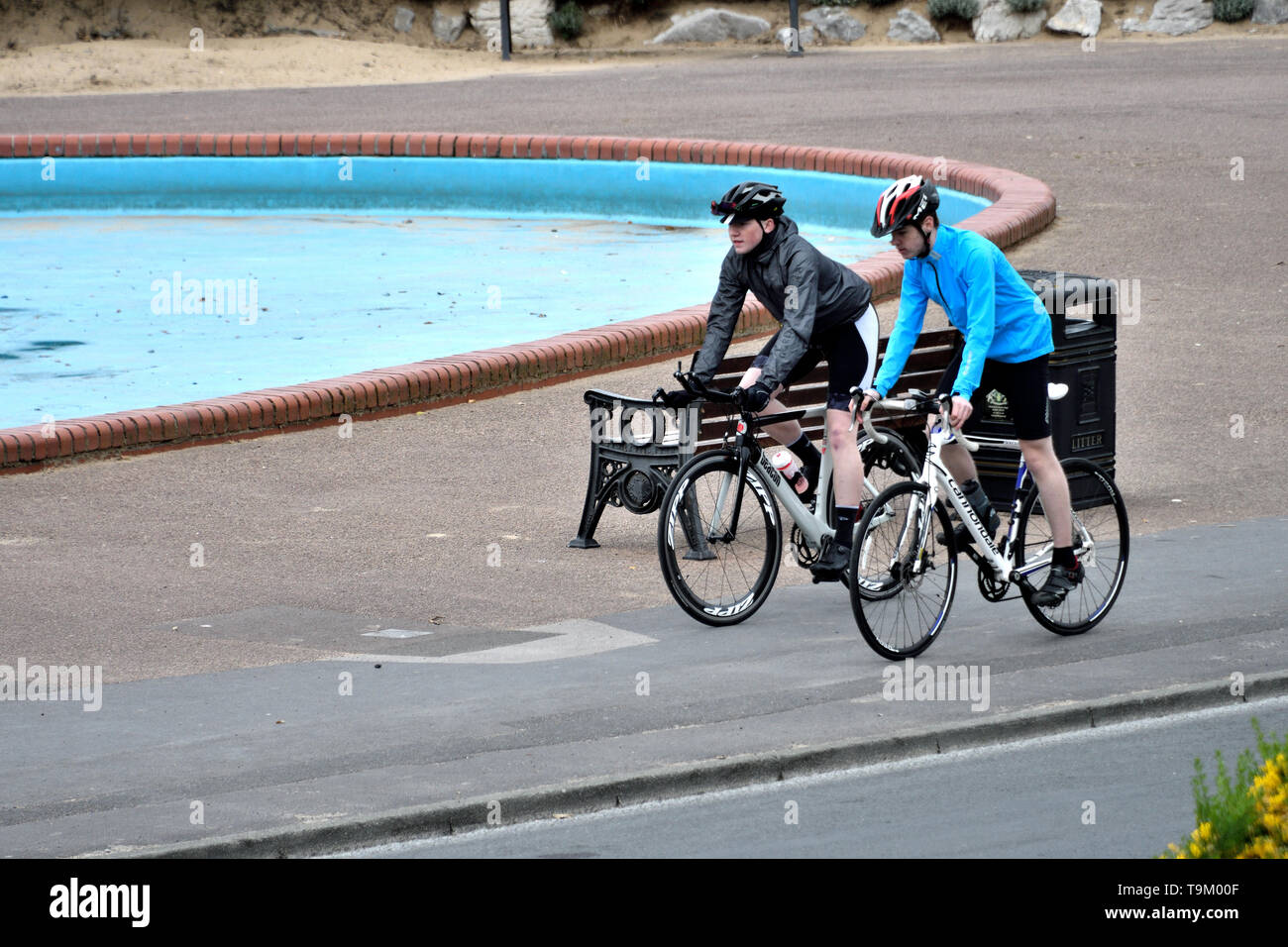 19 maggio 2019 AnnesTriathlon st. Maschio e femmina triatleti competere nel ciclismo parte dell'evento. Foto Stock