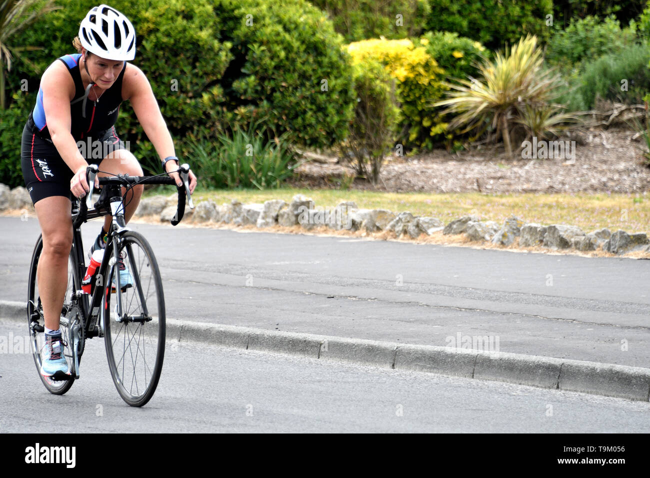 19 maggio 2019 AnnesTriathlon st. Maschio e femmina triatleti competere nel ciclismo parte dell'evento. Foto Stock