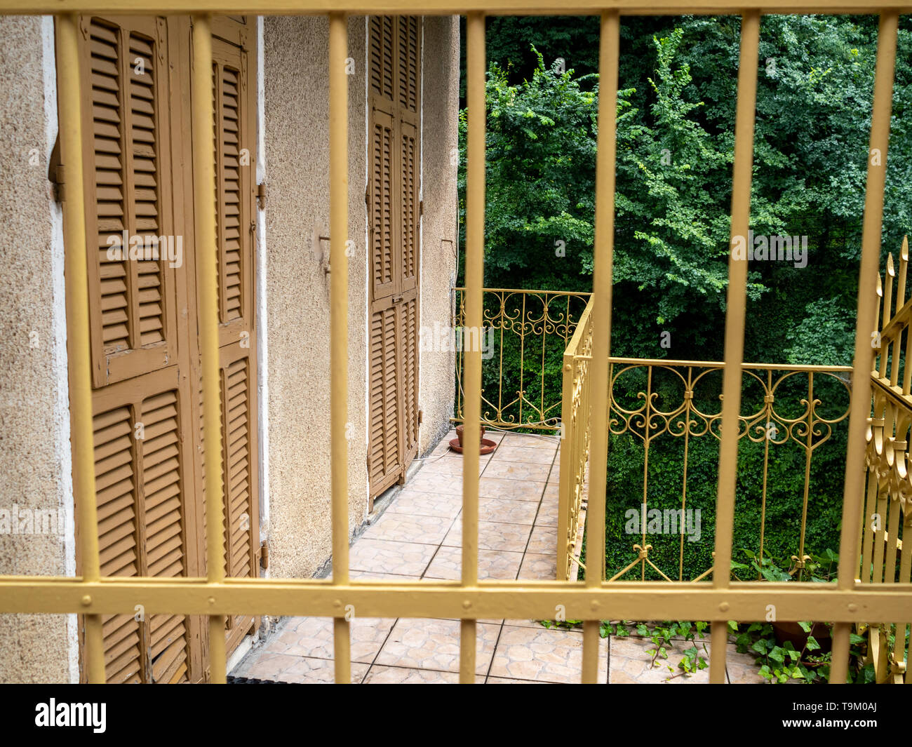 Balcone tradizionali nel piccolo villaggio italiano Molini di Triora in Liguria back country, Italia Foto Stock