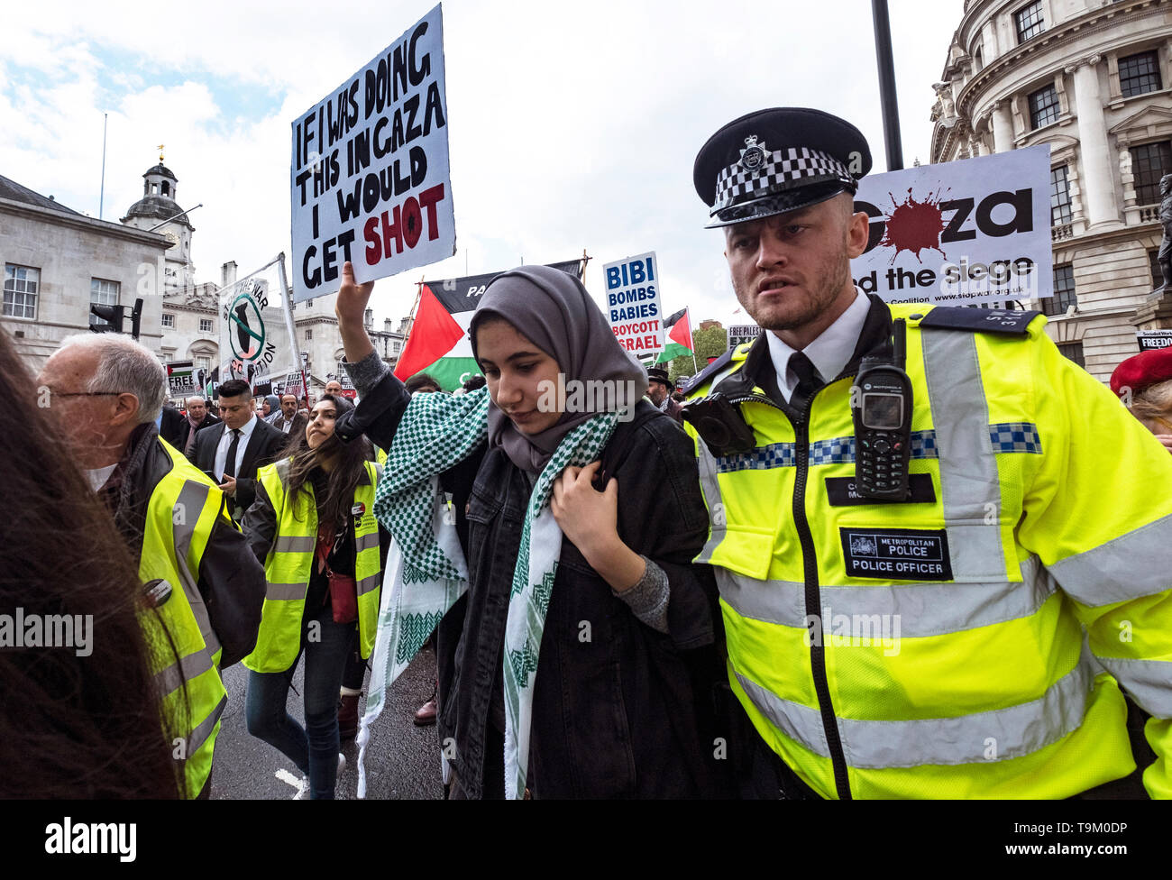 Dimostrazione di palestinesi e rally attraverso il centro di Londra a pochi giorni prima la Nakba giorno. La protesta è stata chiamata per porre fine alla repressione israeliana e assedio di Gaza e della giustizia e il riconoscimento dei diritti palestinesi compreso il loro diritto di tornare. Esse hanno chiesto alla gente di boicottaggio nei confronti di Israele e di inviare le loro donazioni per assistenza medica per la Palestina. Londra 11 Maggio 2019donne Foto Stock