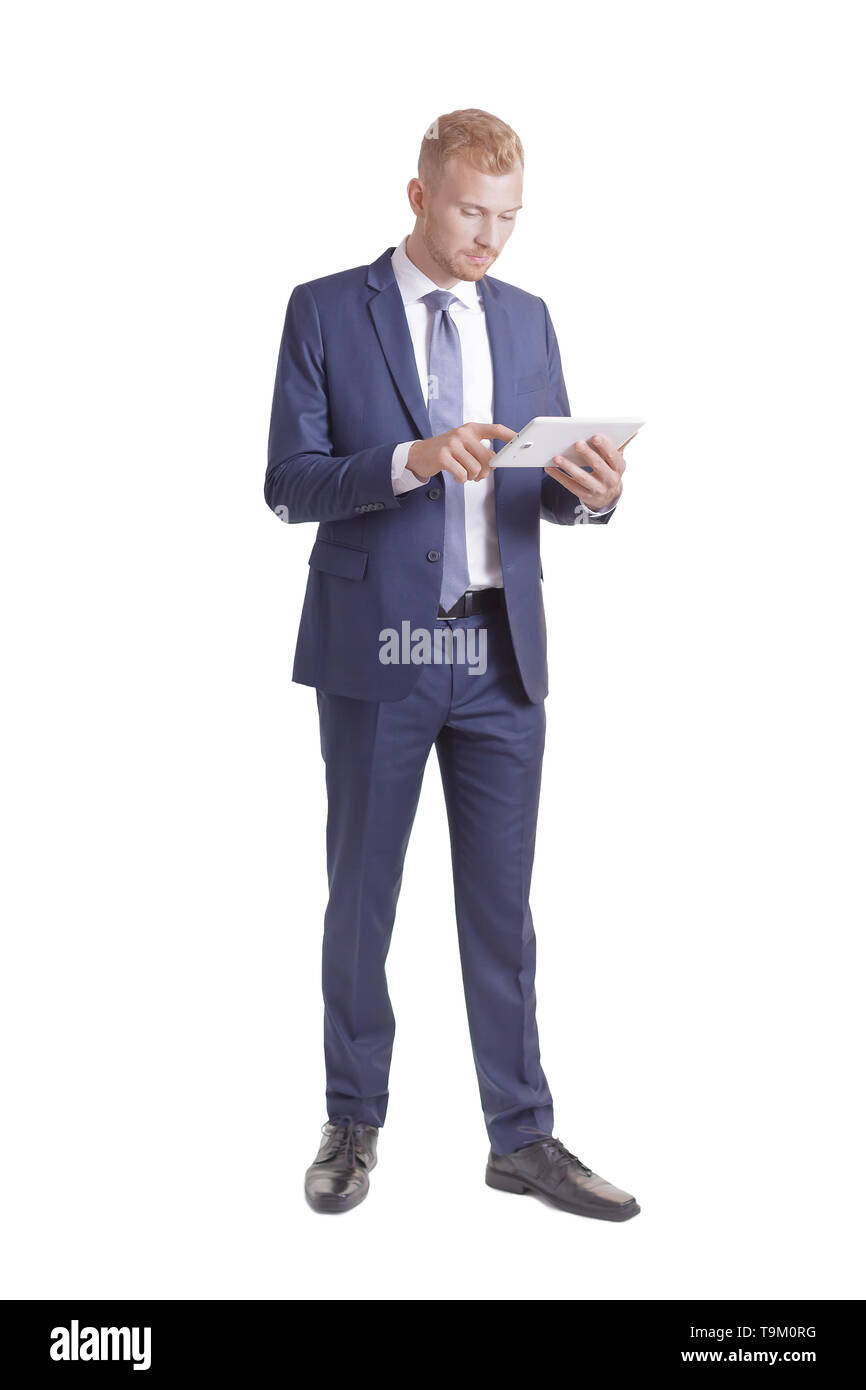 Banca maschio o consulente commercialista analizzando i dati sul computer tablet a piena lunghezza e isolato, sfondo bianco. Foto Stock