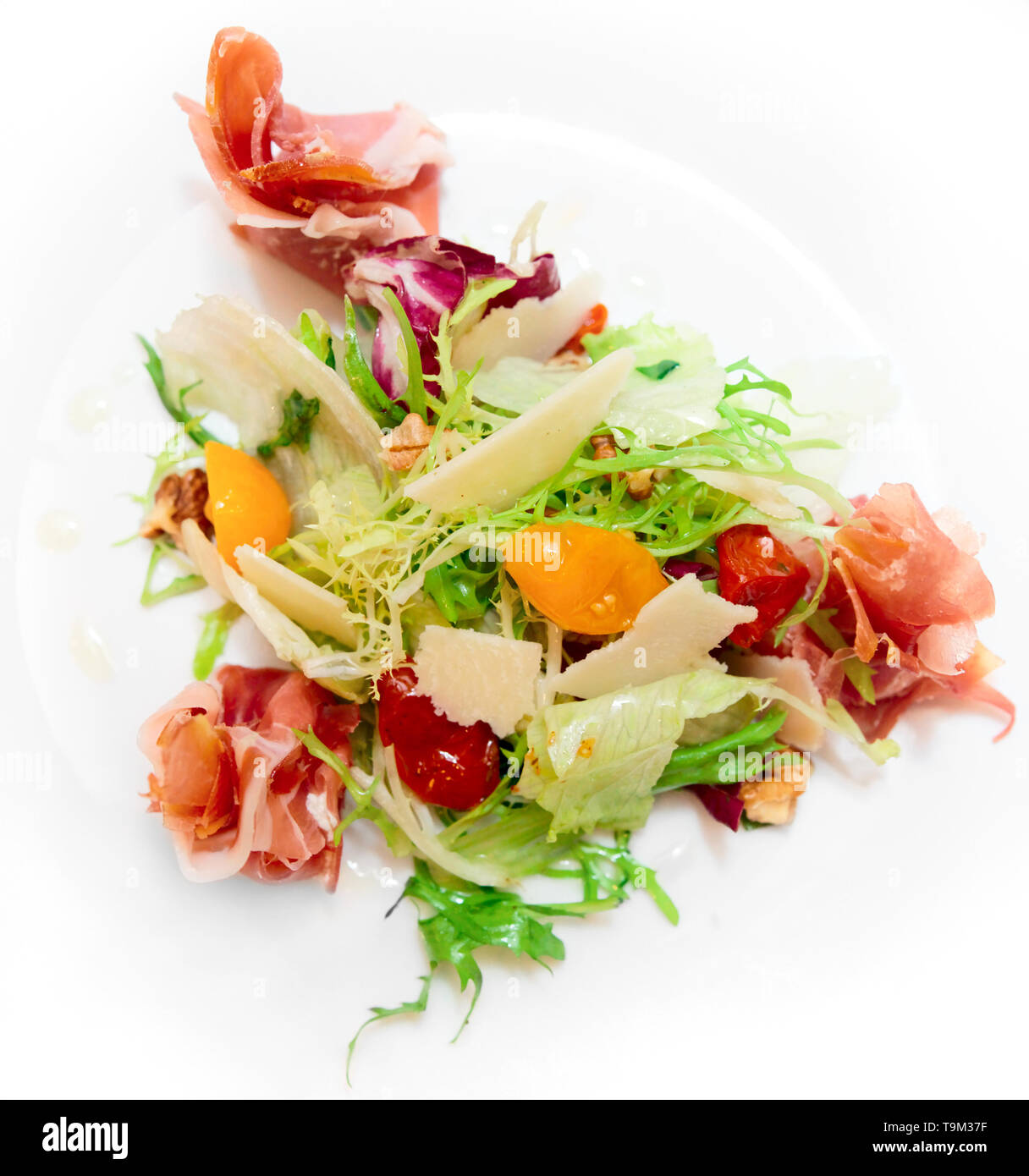 Insalata con prosciutto, formaggio stagionato, essiccato cherry di pomodori e lattuga Foto Stock