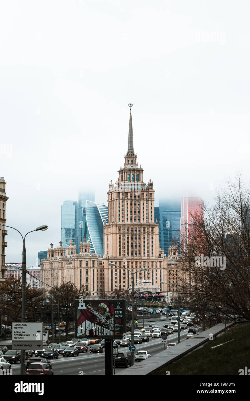 Hotel Ukraina, la seconda più grande delle sette sorelle (neoclassico di Stalin era), nella parte anteriore del Moskva grattacieli della città coperta di nebbia (Mosca, Russia) Foto Stock