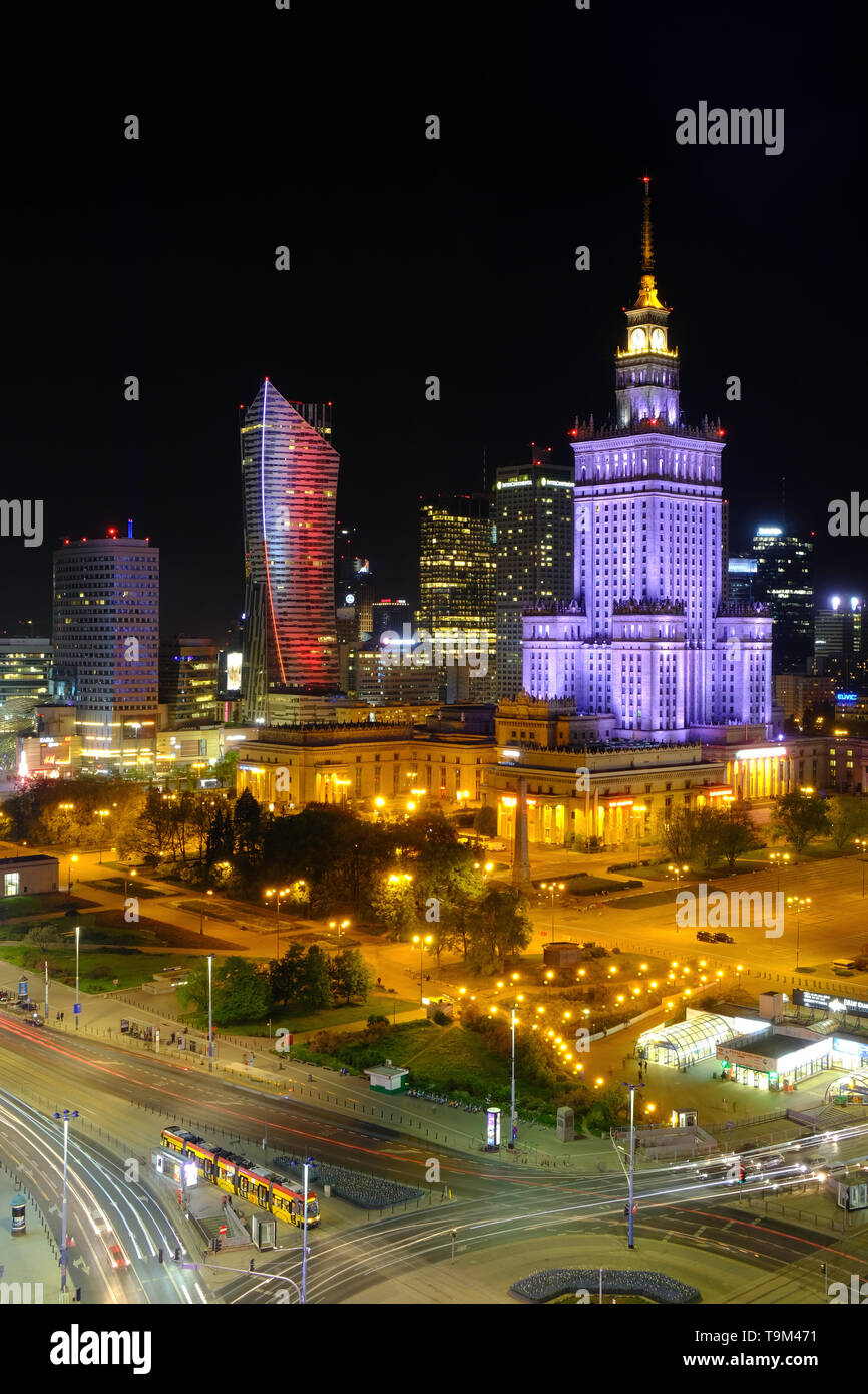 Vecchio e moderno, skyline di notte, Varsavia, Polonia Foto Stock