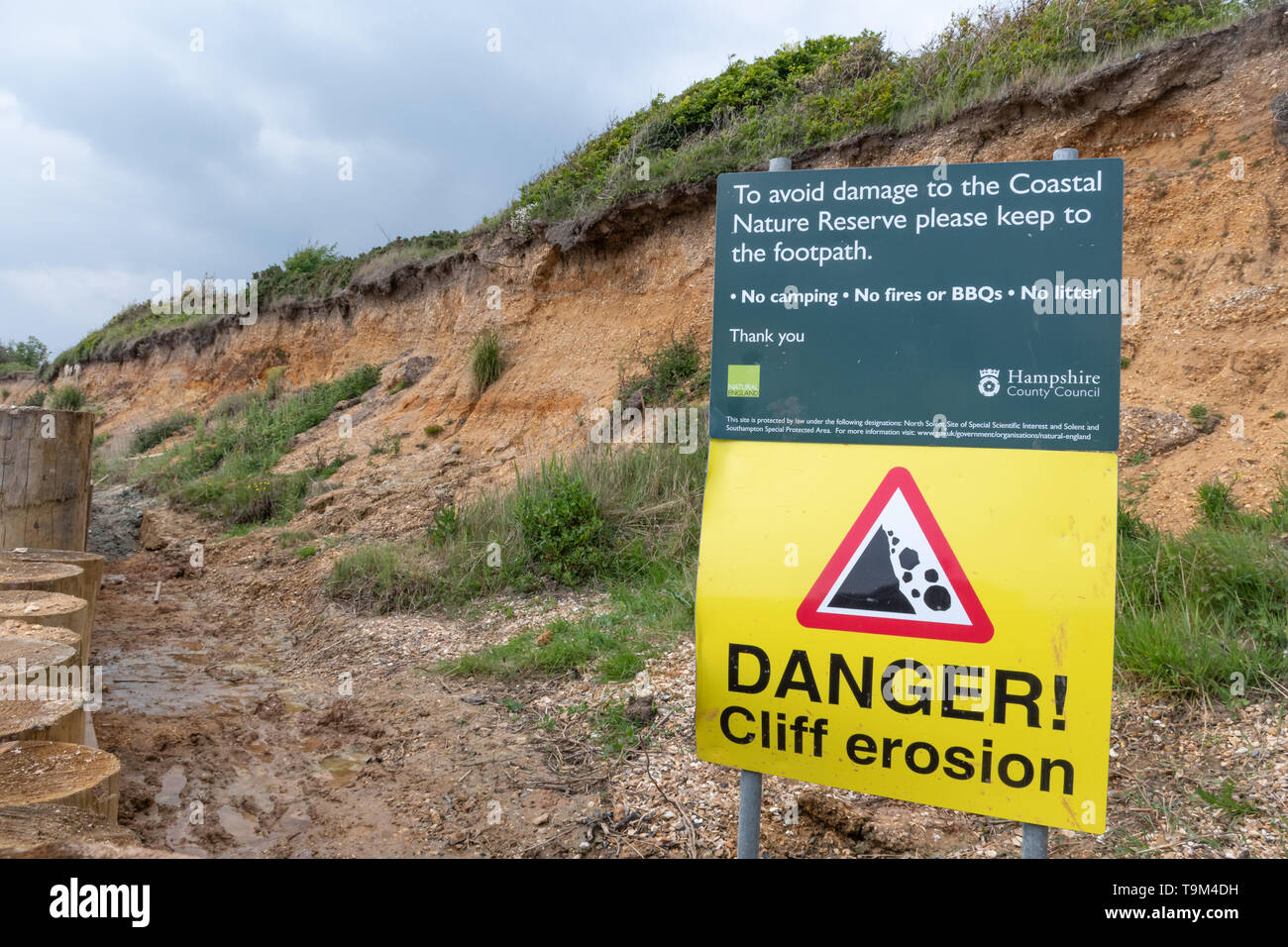 Pericolo di erosione scogliera segno di avvertimento pericolo di caduta massi a Lepe Beach, Hampshire, Regno Unito Foto Stock