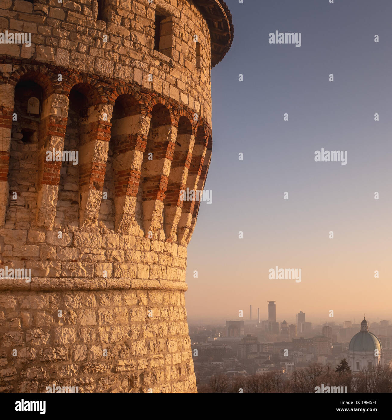 Una vista della città di Brescia dal castello medievale, sulla Cupola del Duomo in background, al tramonto Foto Stock