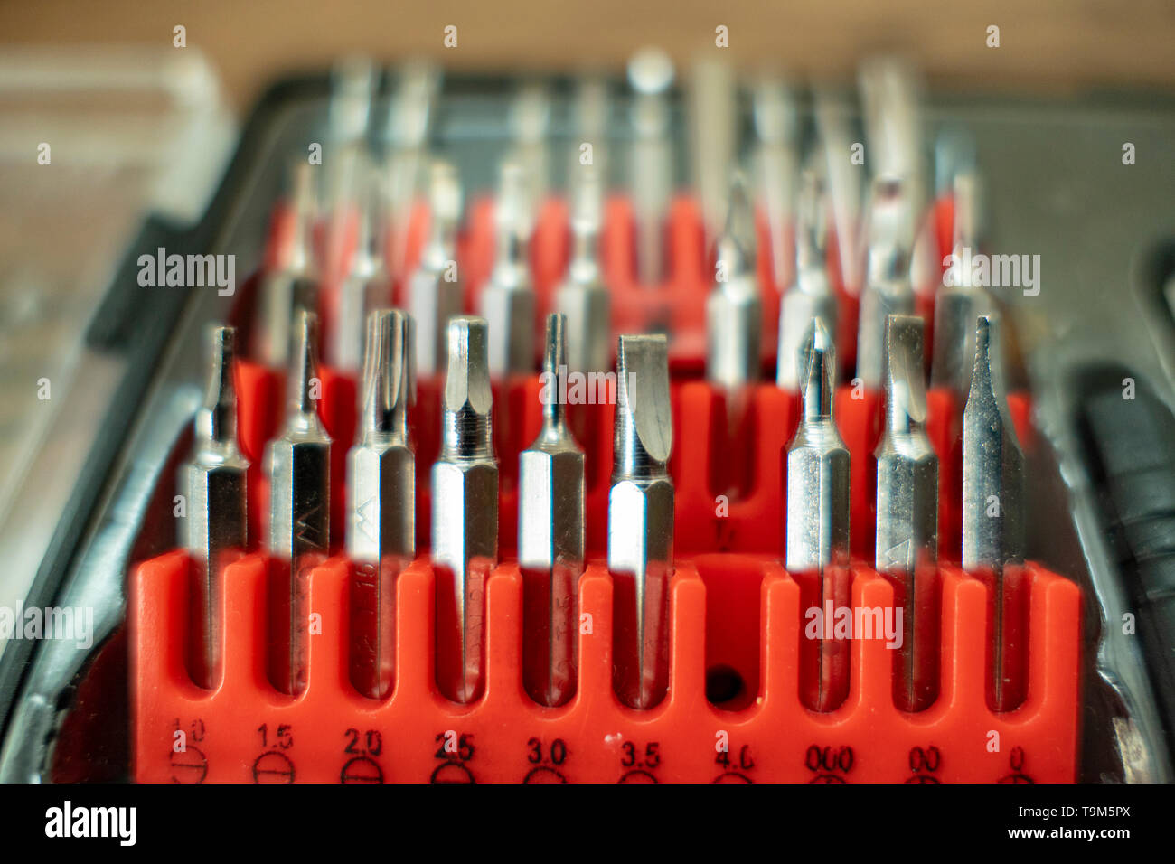 Bit impostato con viti diverse bit in un tappo rosso box Toolbox Foto Stock