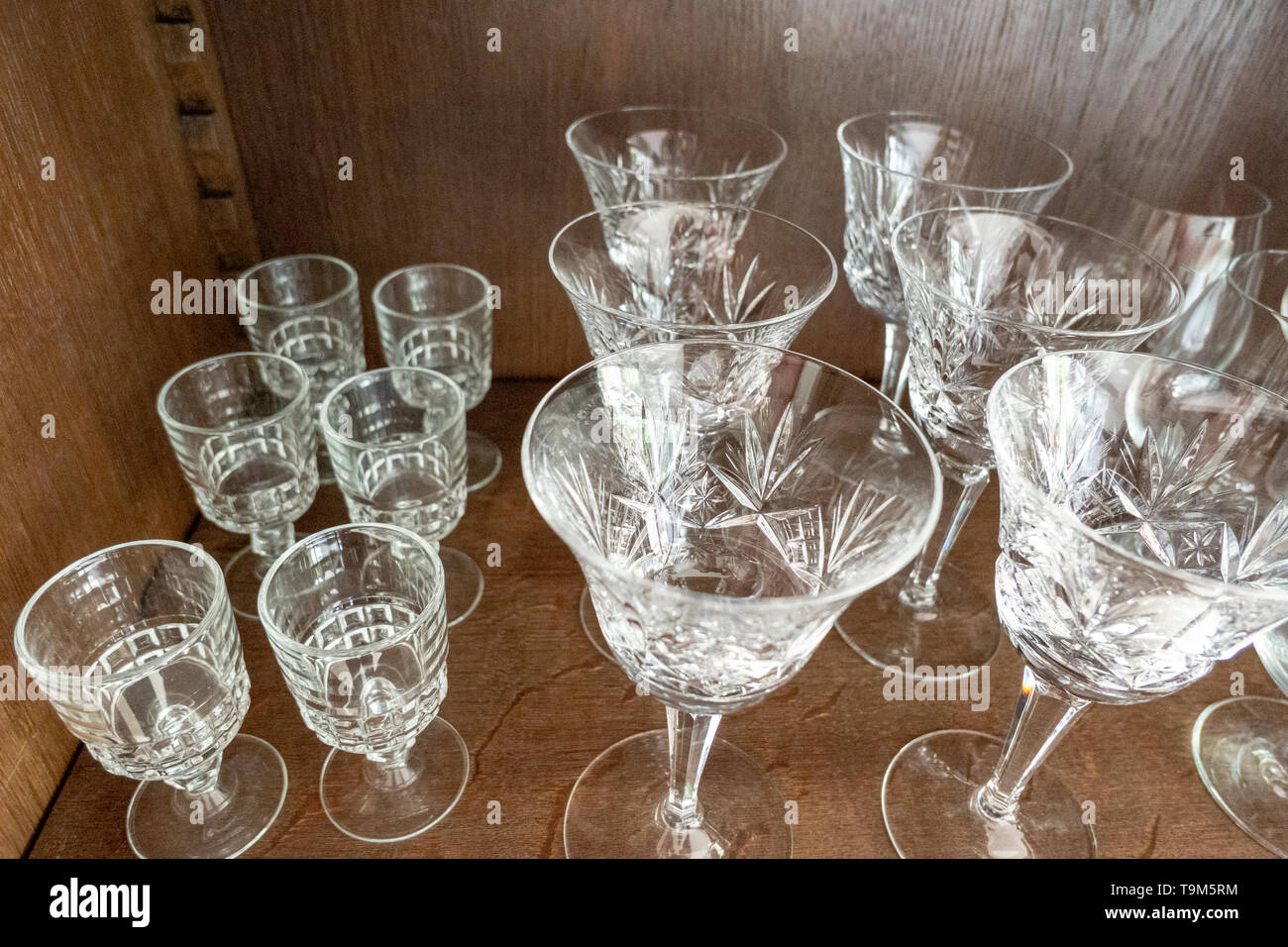 Vecchio vintage bicchieri per cocktail e vino in una vetrina di legno nel  soggiorno Foto stock - Alamy
