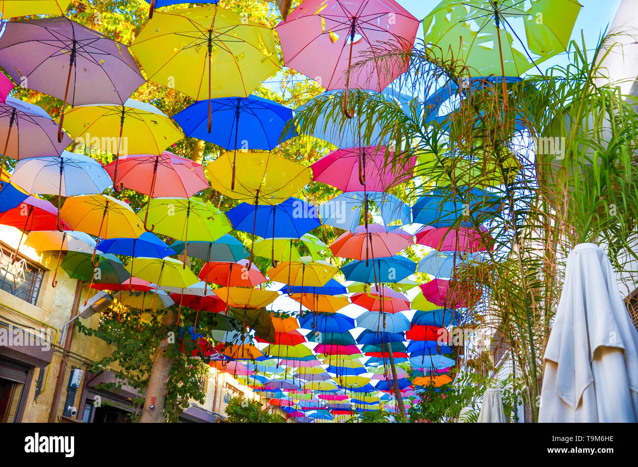 Ombrelloni colorati la decorazione della parte superiore della strada cipriota di Nicosia. L'ombrello serve anche come un ombra e protezione contro il sole. Foto Stock