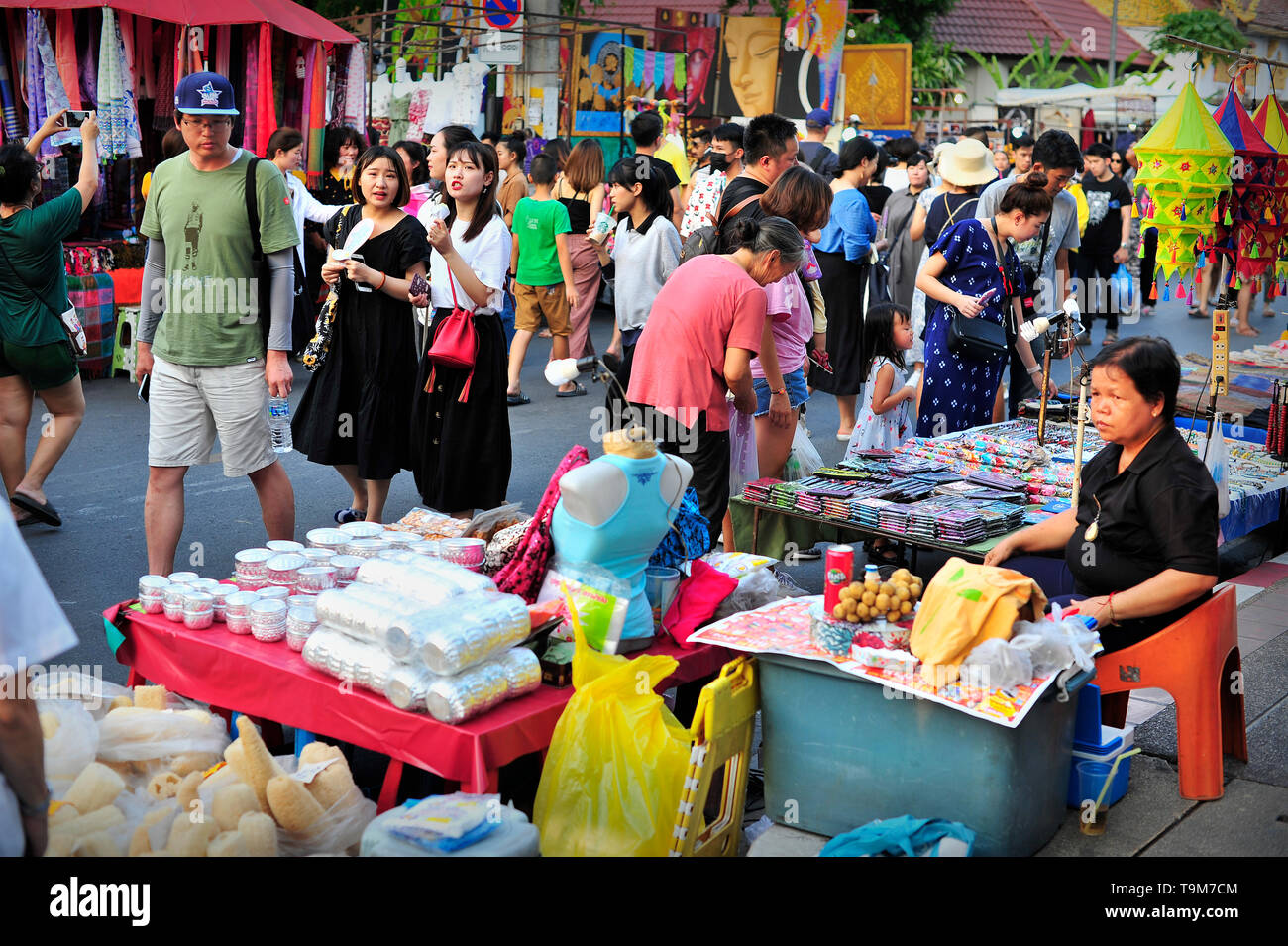 Walking Street domenica Mercato Ratchadamnoen in Chiang Mai Thailandia Foto Stock