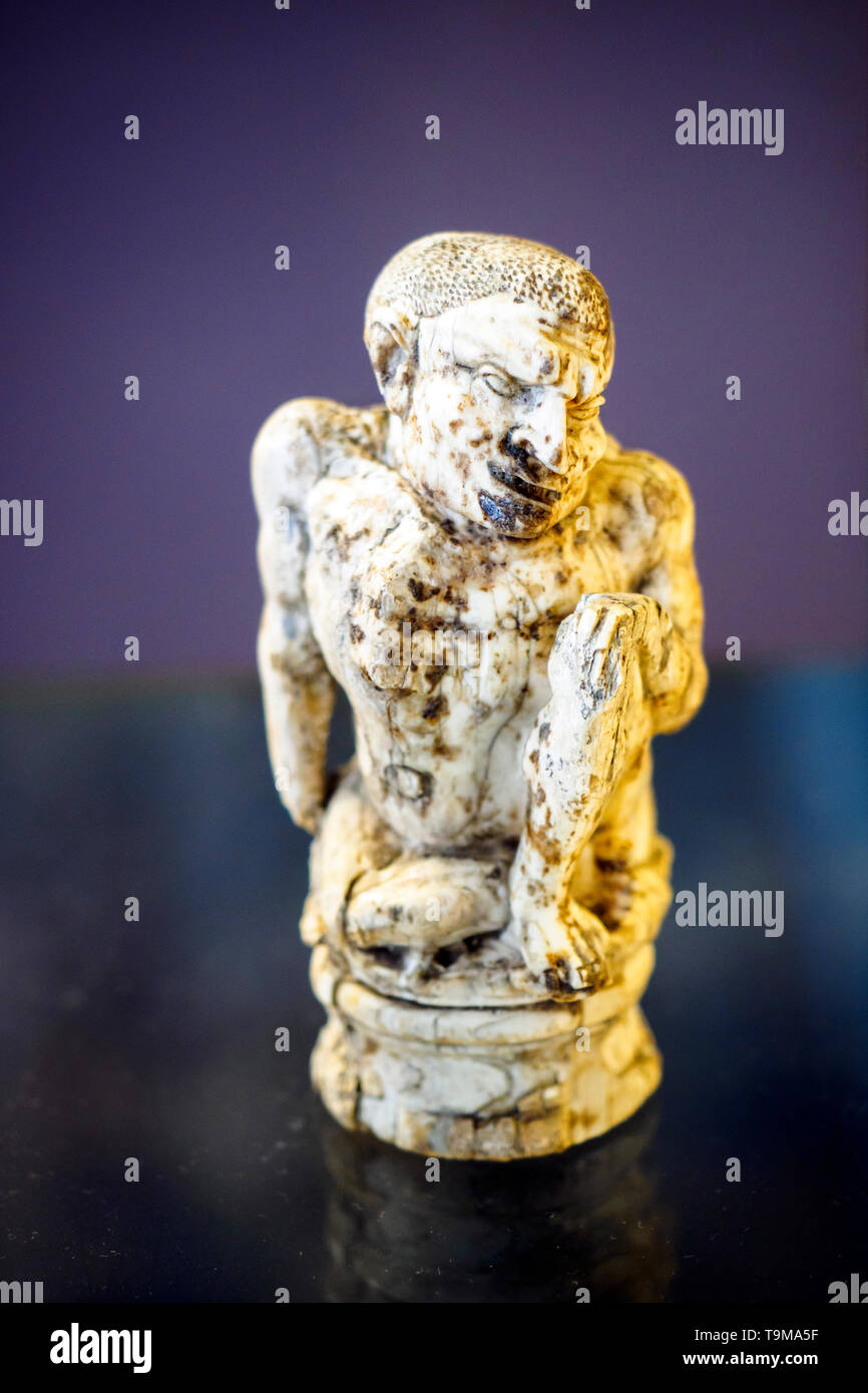 Avorio scolpito la figura di un sospetto-back visualizzando i sintomi del Morbo di Pott forse realizzato in Alessandria nel I secolo A.C. Foto Stock