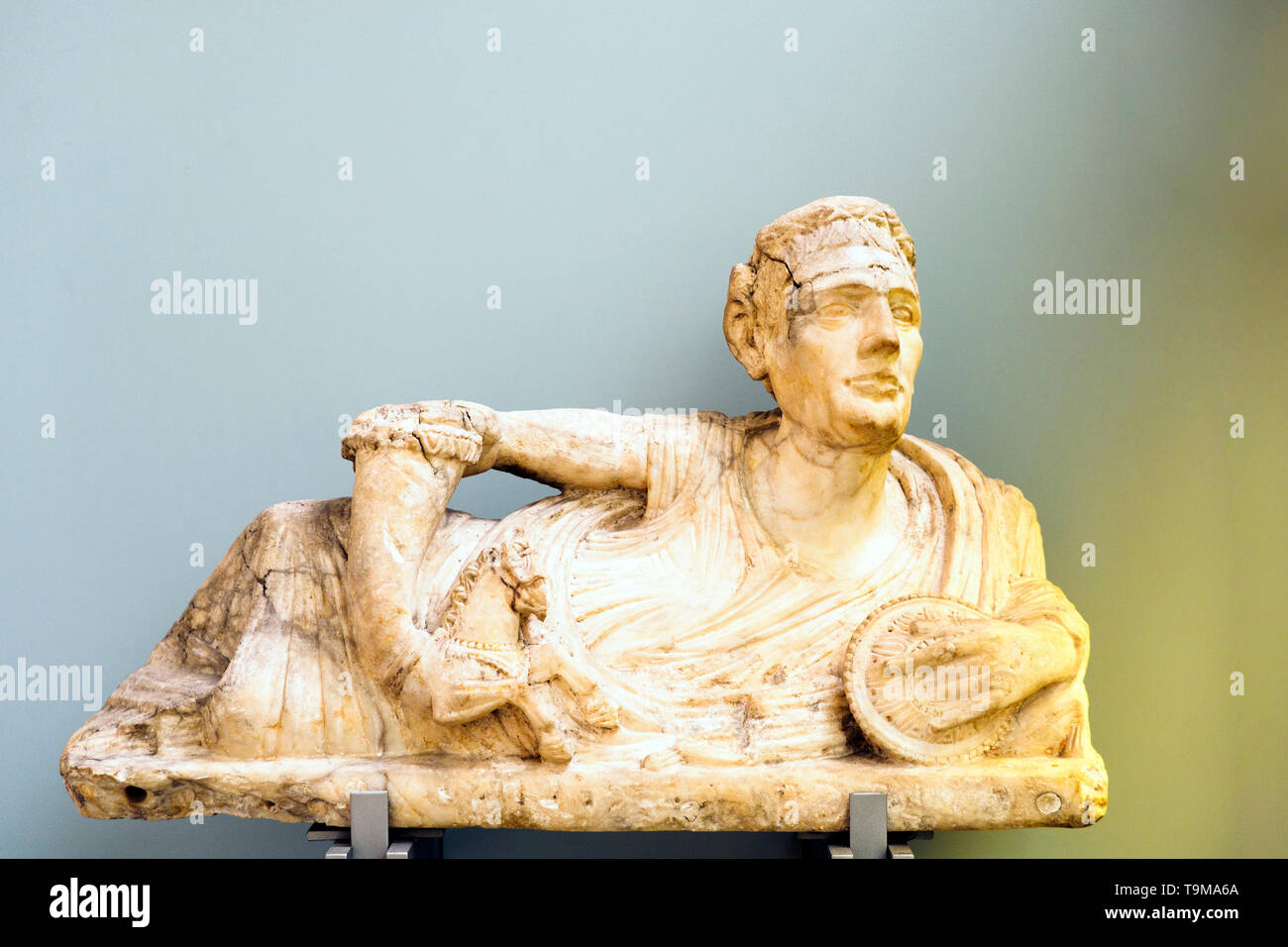 Coperchio in alabastro di un urna cineraria con una figura di un uomo reclinabili etrusca, 200-100 A.C. probabilmente da Volterra Foto Stock