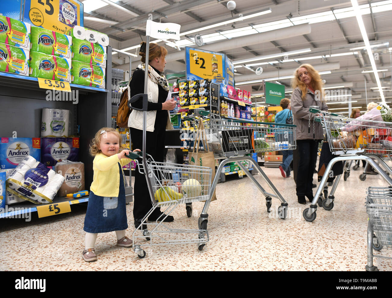 Donna e bambino shopping nel supermercato Gran Bretagna famiglia acquirente fai shopping con i bambini Foto Stock