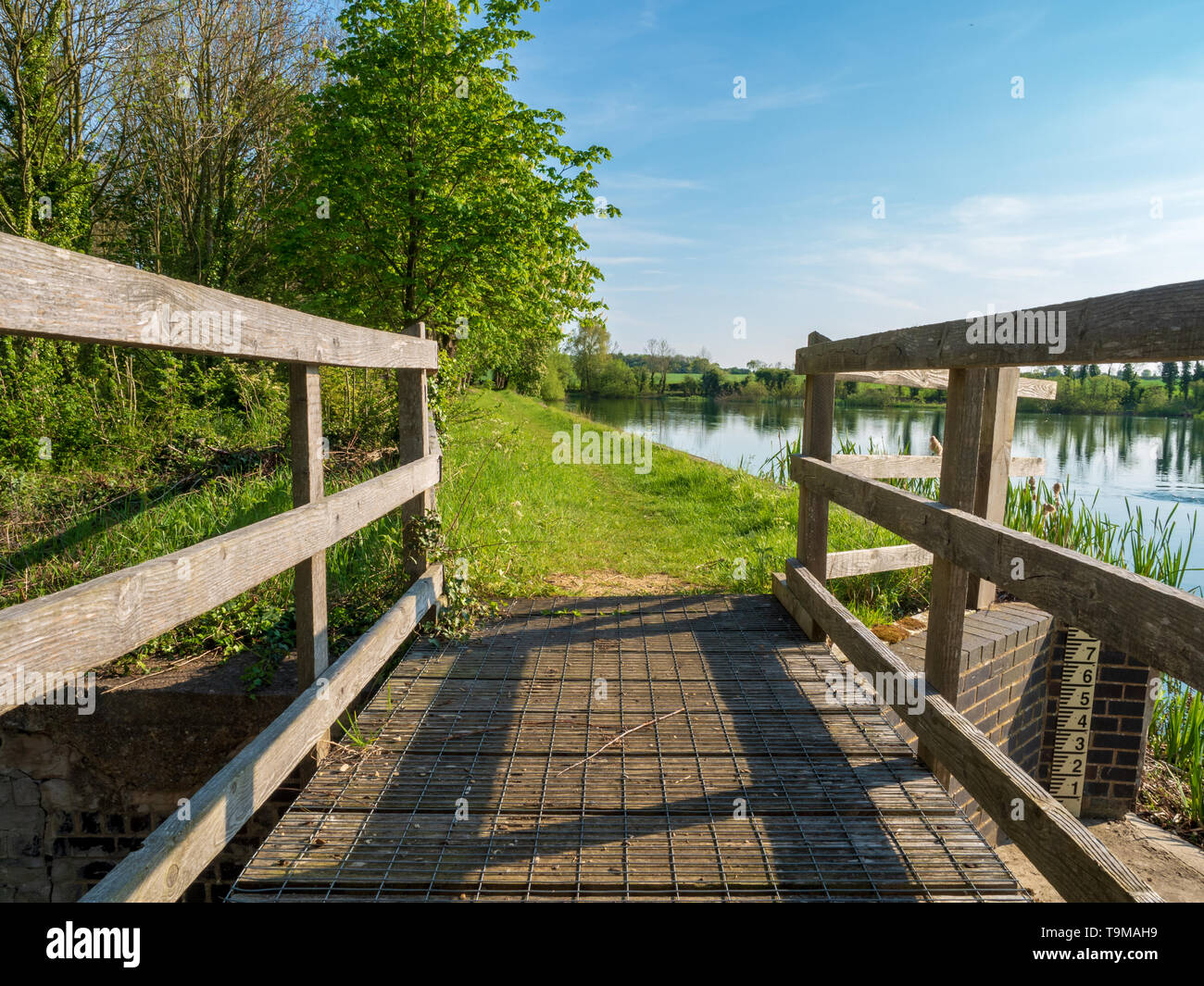 Footpath Bridge si affaccia sulla diga Culverthorpe Lake vicino a Sleaford in Lincolnshire popolare tra escursionisti e pescatori Foto Stock