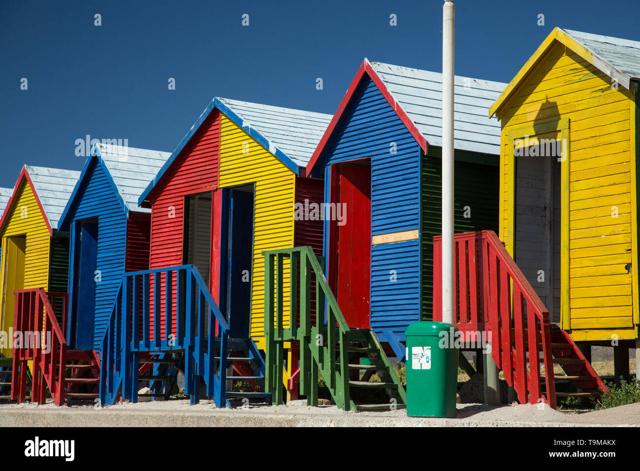 Bagno di colorate case a San Giacomo spiaggia di Cape Town, Sud Africa Foto Stock