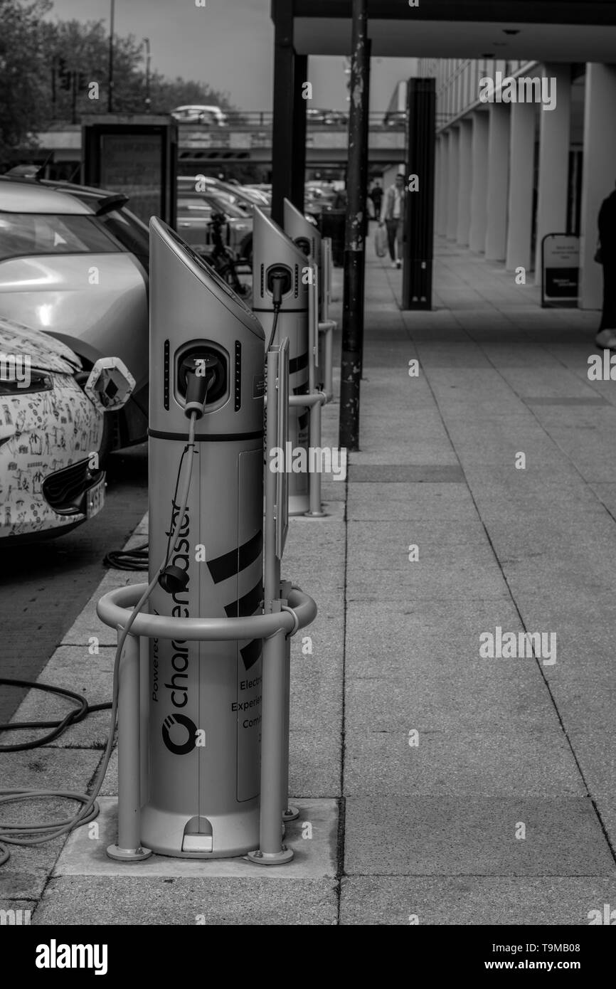 Auto elettrica punti di ricarica in Milton Keynes, Buckinghamshire, Inghilterra, Regno Unito accanto alla centrale di Milton Keynes shopping centre Foto Stock