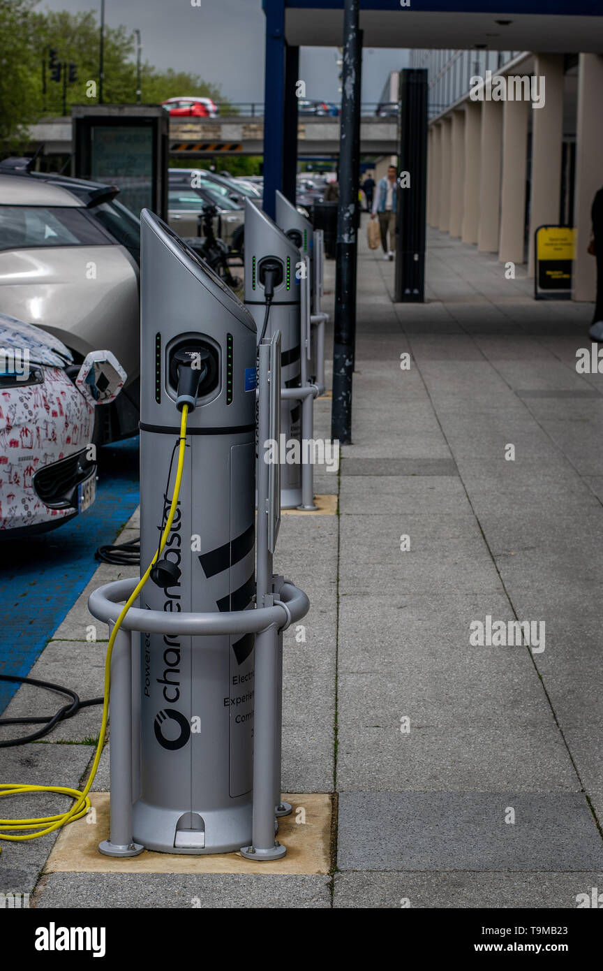 Auto elettrica punti di ricarica in Milton Keynes, Buckinghamshire, Inghilterra, Regno Unito accanto alla centrale di Milton Keynes shopping centre Foto Stock