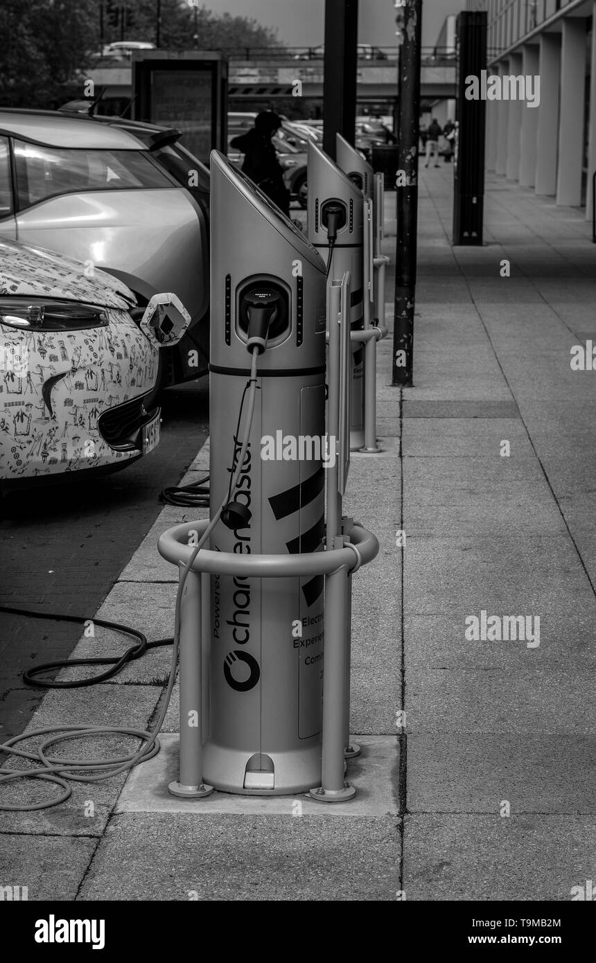 Auto elettrica punti di ricarica in Milton Keynes, Buckinghamshire, Inghilterra, Regno Unito accanto alla centrale di Milton Keynes shopping centre Foto Stock