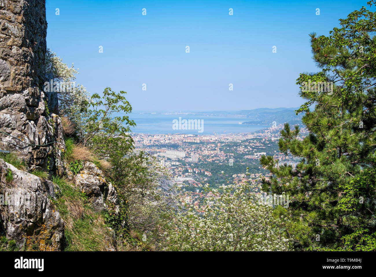 Vista dal castello Socerb in Slovenia al mare adriatico con la baia della città di Trieste in Italia, Europa Foto Stock