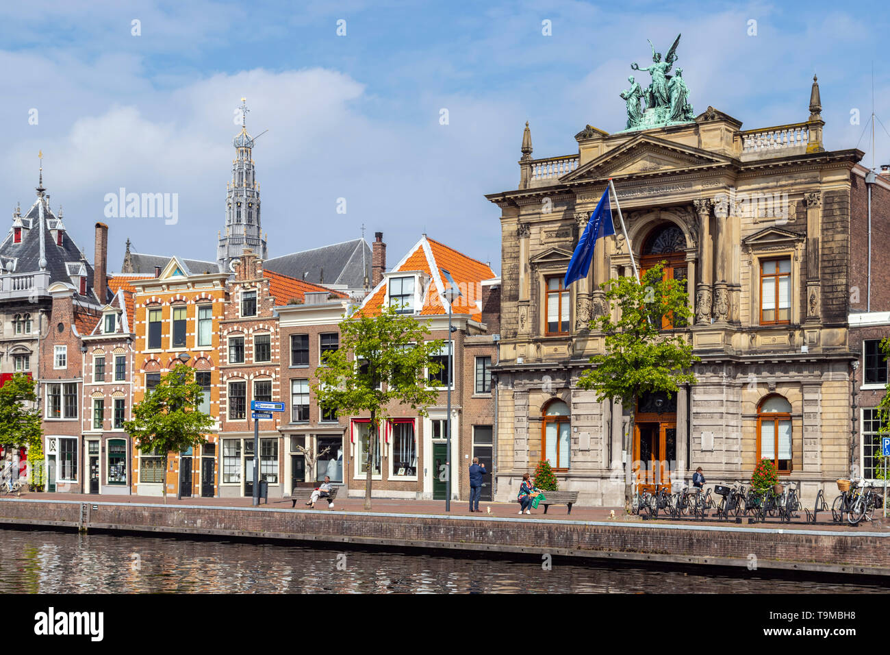 La facciata della Teylers Museum ( a destra ), un punto di riferimento storico e il punto focale su Spaarne in Haarlem, Olanda Settentrionale, Paesi Bassi. Foto Stock
