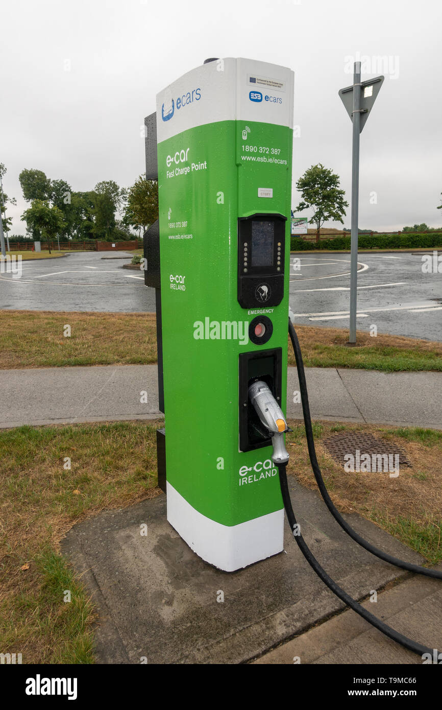 Un'e-auto carica veloce punto per le automobili elettriche nella giunzione 14 Mayfield autostrada M7 della stazione di servizio in Eire. Foto Stock