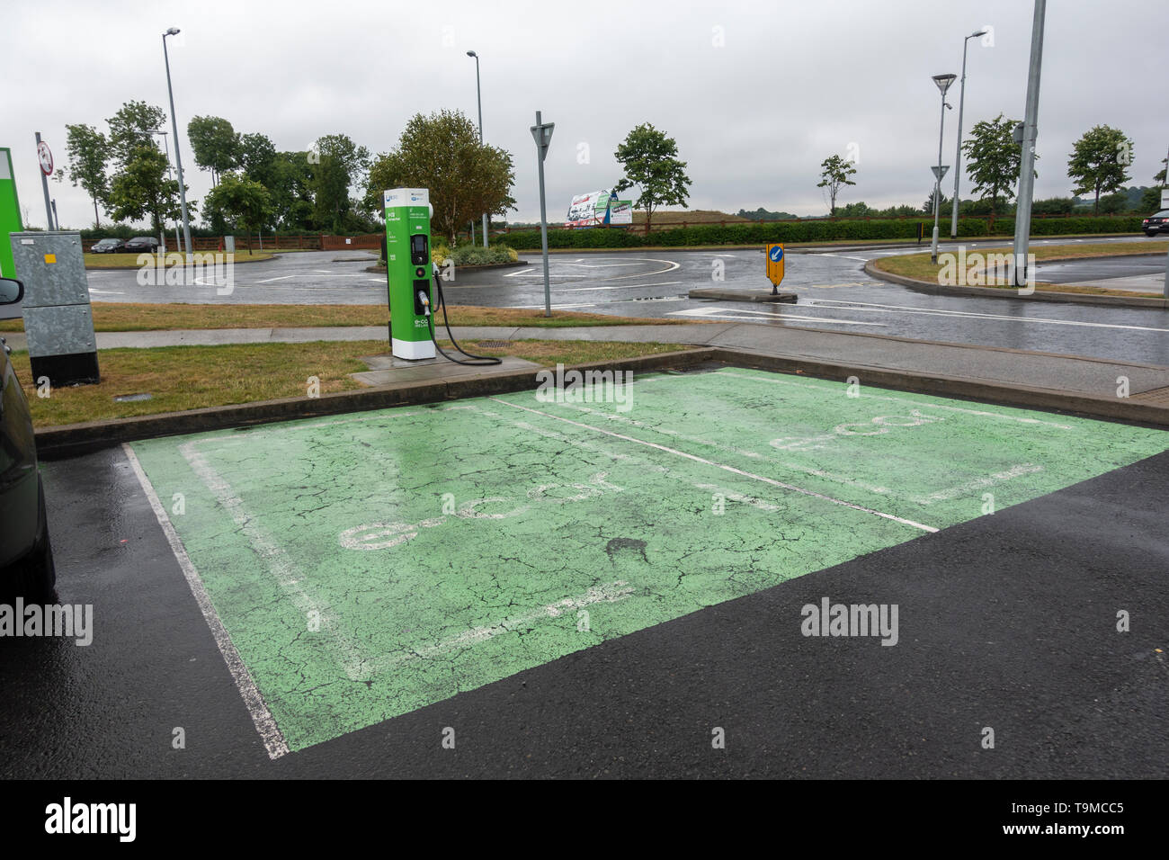 Un'e-auto carica veloce punto per le automobili elettriche nella giunzione 14 Mayfield autostrada M7 della stazione di servizio in Eire. Foto Stock