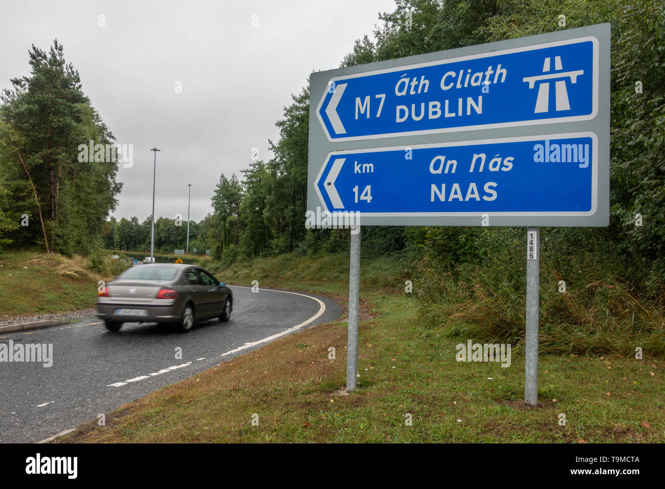Una vettura scivolare su una strada di ingresso l'autostrada M7 in direzione di Dublino (Áth Cliath) in Co Kildare, Irlanda. Foto Stock
