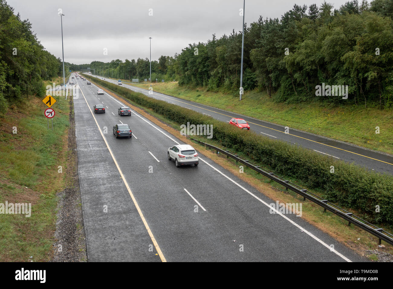 Il traffico su una sezione dell'autostrada M7 in direzione di Dublino nel Co. Kildare, Irlanda. Foto Stock