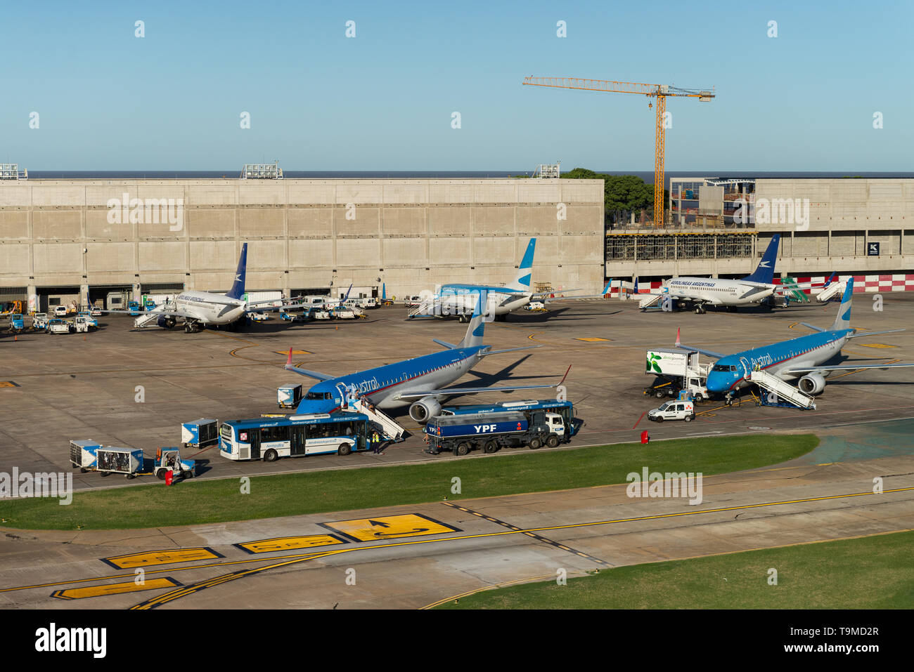 Immagine aerea mostra piani di tipo Embraer ERJ-190AR della società Austral imbarco a Jorge Newbery Airfield (spagnolo: "L'Aeroporto Aeroparque Jorge Newbery', Foto Stock
