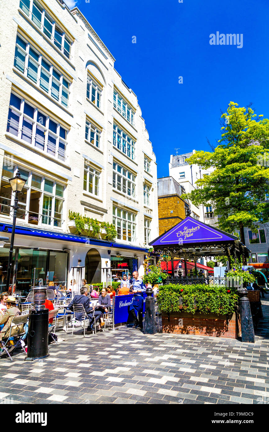 La gente a mangiare al fresco e ristoranti in St Christopher's Place, Londra, Regno Unito Foto Stock
